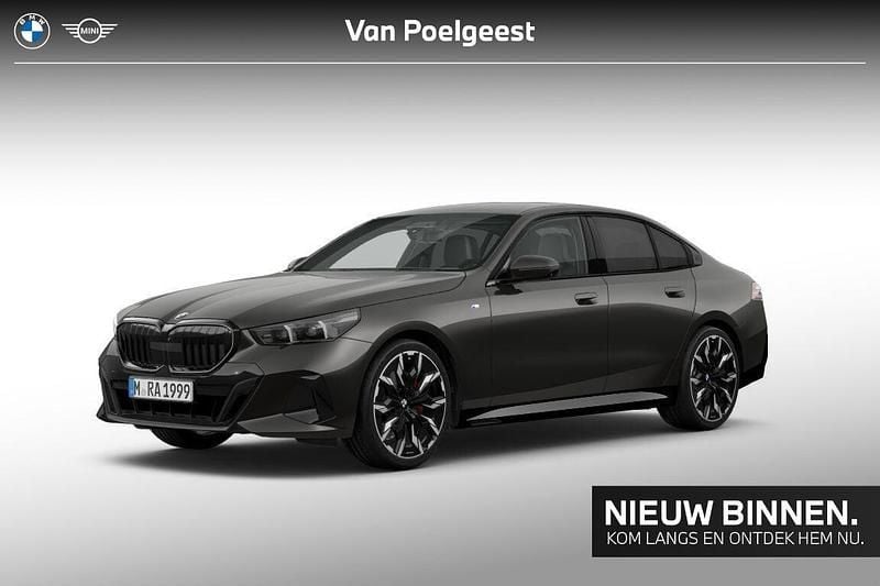 Sophistograu brillianteffect metallic (grijs metallic) Occasion 2025 BMW 520 Comfort Edition Sedan | € 67.900 (Super prijs) - Afbeelding 1/2