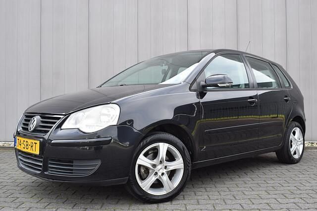 Zwart, metallic lak Gebruikt 2005 VW Polo Comfortline Hatchback | € 2.950 (Iets duurder) - Afbeelding 1/4