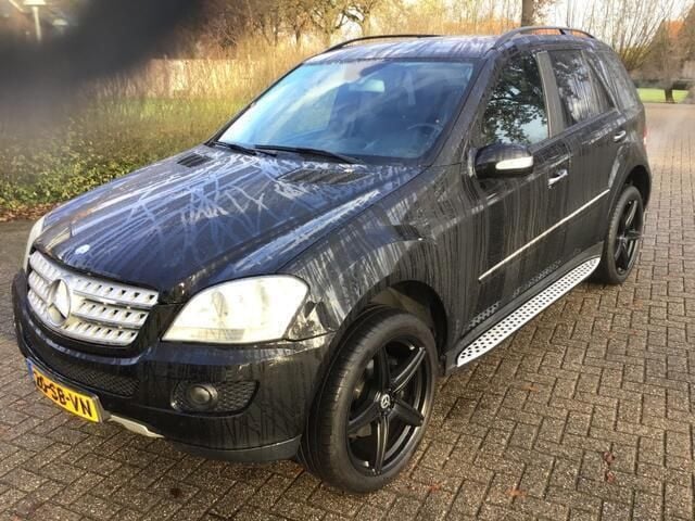 Zwart, metallic lak Gebruikt 2006 Mercedes ML350 SUV | € 13.950 (Duur) - Afbeelding 1/4