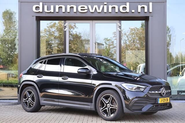 Zwart Gebruikt 2020 Mercedes GLA200 AMG SUV | € 30.950 (Eerlijke prijs) - Afbeelding 1/4