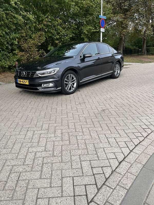 Grijs Gebruikt 2018 VW Passat R Sedan | € 20.900 (Duur) - Afbeelding 1/4