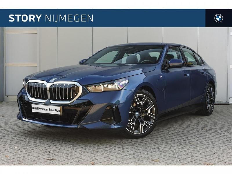 Phytonicblau (blauw metallic) Gebruikt 2025 BMW 530e Comfort Edition Sedan | € 64.950 - Afbeelding 1/4