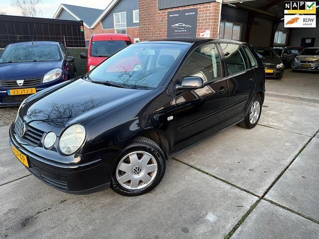 Zwart (metallic) Occasion 2003 VW Polo Highline Hatchback | € 1.699 (Eerlijke prijs) - Afbeelding 1/4
