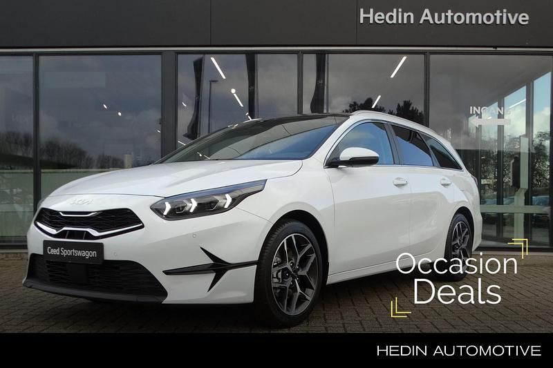 Wit Occasion 2025 Kia Ceed Turbo Hatchback | € 34.945 (Iets duurder) - Afbeelding 1/4
