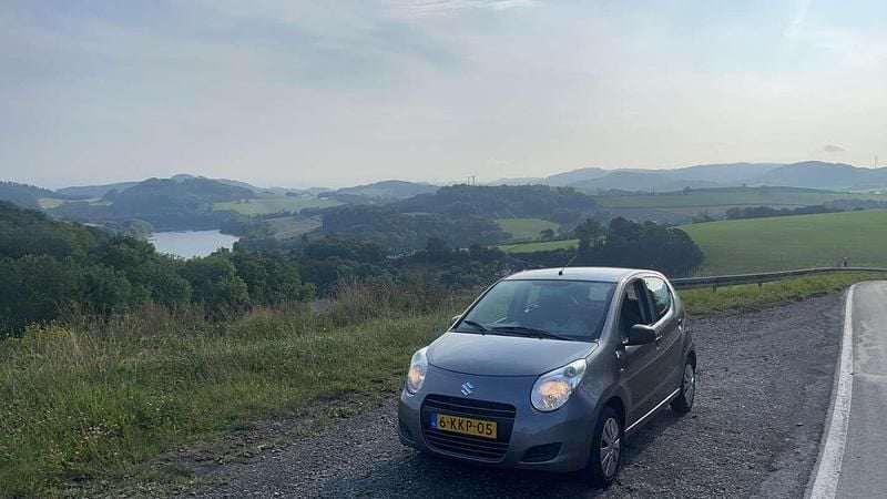 Grijs Gebruikt 2013 Suzuki Alto Comfort Hatchback | € 3.500 (Goede deal) - Afbeelding 1/4