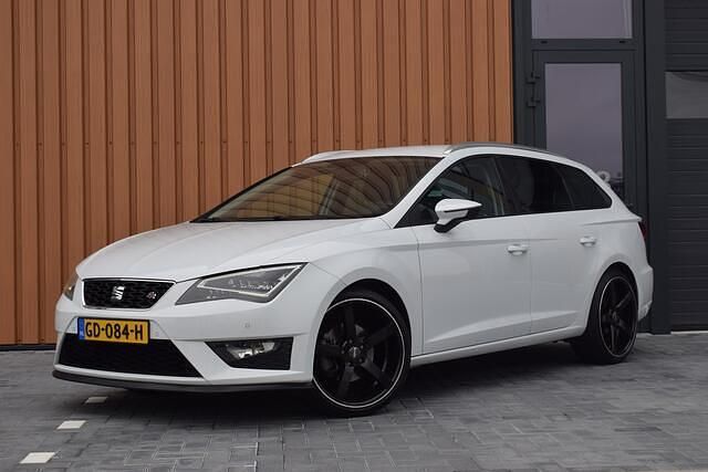 Wit Gebruikt 2015 Seat Leon ST FR Stationwagen | € 11.950 (Eerlijke prijs) - Afbeelding 1/4