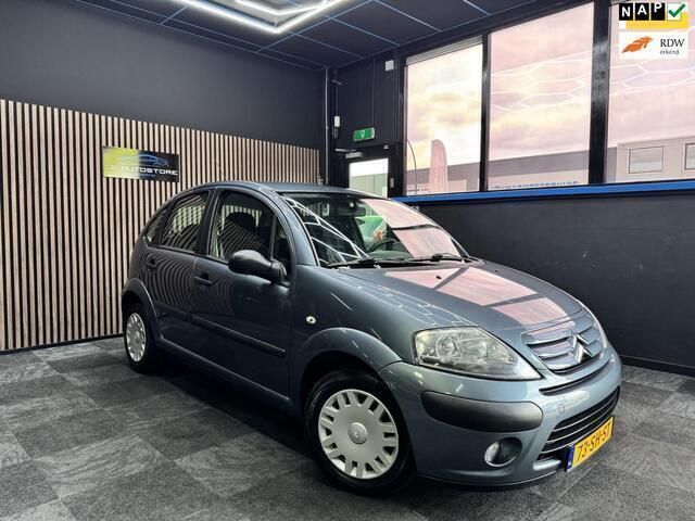 Grijs, metallic lak Gebruikt 2006 Citroën C3 Prestige Hatchback | € 2.950 (Eerlijke prijs) - Afbeelding 1/4