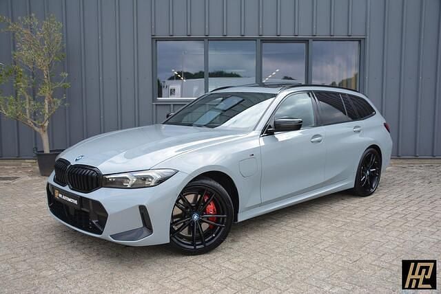 Grijs Gebruikt 2023 BMW 320 M Sport Stationwagen | € 44.950 (Duur) - Afbeelding 1/4