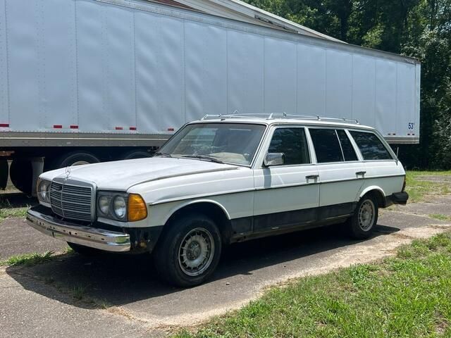 Wit Gebruikt 1982 Mercedes 300 Stationwagen | € 3.500 - Afbeelding 1/4
