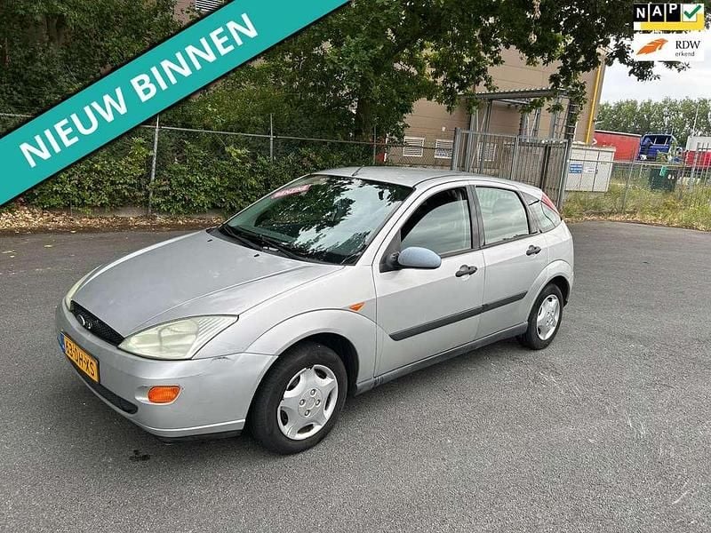 Grijs Gebruikt 1999 Ford Focus Trend Hatchback | € 999 (Eerlijke prijs) - Afbeelding 1/4