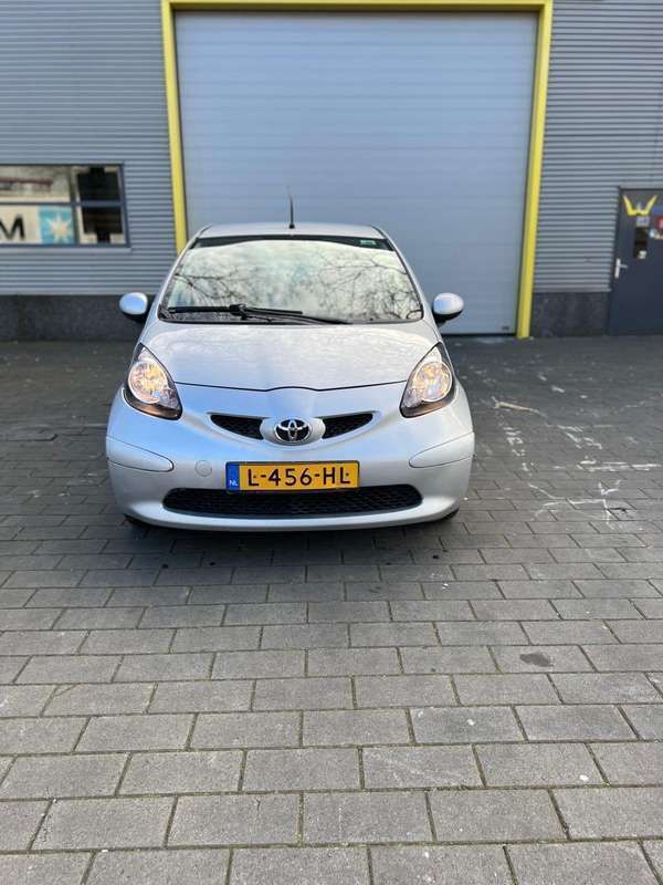 Grijs Gebruikt 2008 Toyota Aygo Hatchback | € 2.200 (Eerlijke prijs) - Afbeelding 1/4