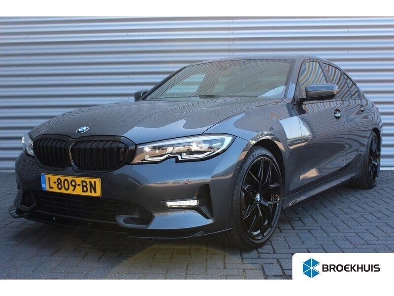 Grijs, metallic lak Gebruikt 2021 BMW 318 Executive Sedan | € 28.900 (Eerlijke prijs) - Afbeelding 1/2