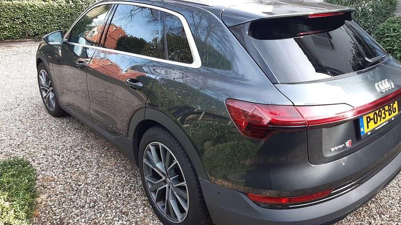 Grijs Occasion 2020 Audi e-tron SUV | € 29.990 (Super prijs) - Afbeelding 1/4