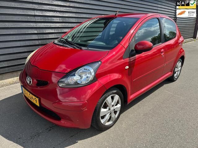 Rood Gebruikt 2010 Toyota Aygo Hatchback | € 2.495 (Eerlijke prijs) - Afbeelding 1/4