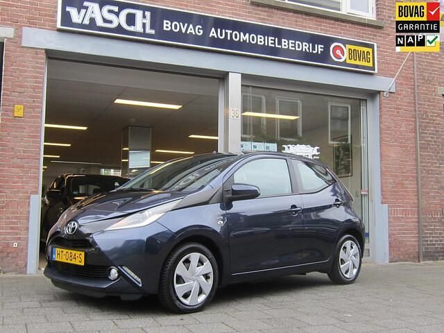 Blauw Gebruikt 2016 Toyota Aygo X-play Hatchback | € 8.250 (Iets duurder) - Afbeelding 1/3