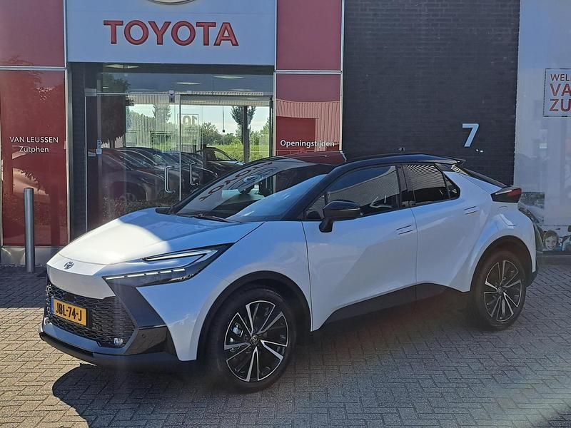 Wit Gebruikt 2025 Toyota C-HR Executive SUV | € 44.900 - Afbeelding 1/4
