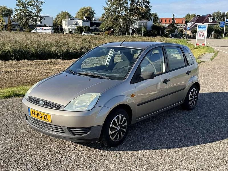 Grijs Gebruikt 2004 Ford Fiesta Ambiente Hatchback | € 1.500 (Eerlijke prijs) - Afbeelding 1/4
