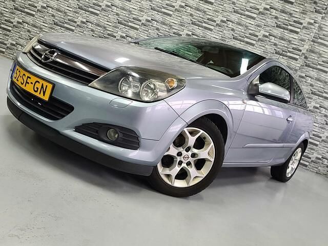 Grijs Gebruikt 2005 Opel Astra GTC Edition Hatchback | € 1.595 - Afbeelding 1/4
