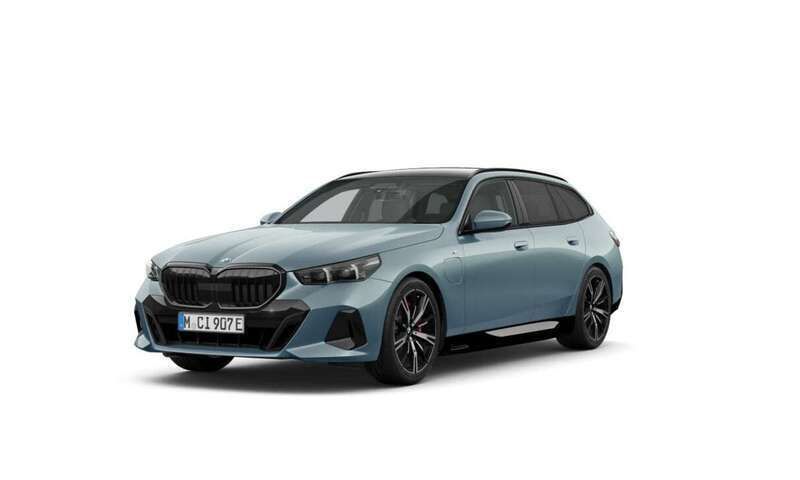 Groen Nieuw 2025 BMW 530e Comfort Edition Stationwagen | € 83.157 (Super prijs) - Afbeelding 1/4