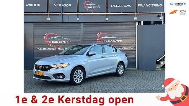 Grijs (metallic) Gebruikt 2016 Fiat Tipo Lounge Sedan | € 7.999 (Iets duurder) - Afbeelding 1/4