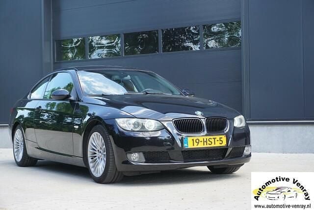 Zwart Gebruikt 2009 BMW 320 Executive Coupé | € 8.450 (Eerlijke prijs) - Afbeelding 1/4