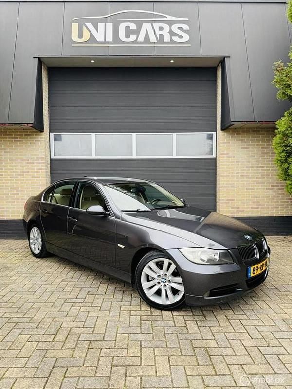 Grijs Gebruikt 2005 BMW 325 Executive Sedan | € 5.950 (Eerlijke prijs) - Afbeelding 1/4