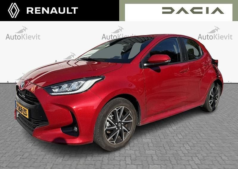 Rood Gebruikt 2024 Toyota Yaris Hybrid Hatchback | € 22.950 (Eerlijke prijs) - Afbeelding 1/4