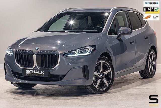 Grijs Gebruikt 2022 BMW 220 Basis Stationwagen | € 32.950 (Eerlijke prijs) - Afbeelding 1/4