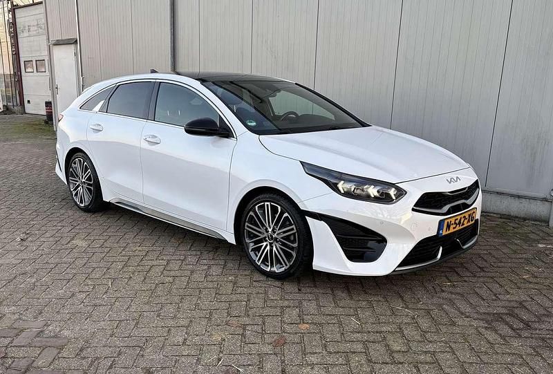 Wit Occasion 2022 Kia ProCeed Hatchback | € 24.495 (Super prijs) - Afbeelding 1/4