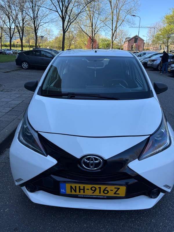Wit Gebruikt 2017 Toyota Aygo Hatchback | € 7.950 (Eerlijke prijs) - Afbeelding 1/4