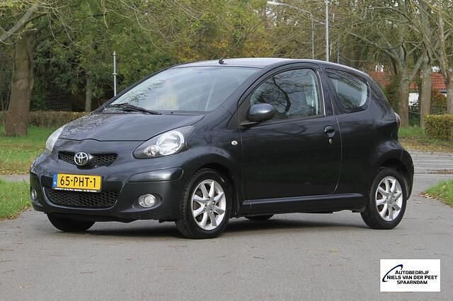 Grijs (metallic) Gebruikt 2011 Toyota Aygo Comfort Hatchback | € 3.750 (Eerlijke prijs) - Afbeelding 1/4