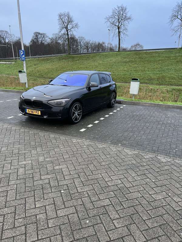 Zwart Gebruikt 2013 BMW 118 Executive Hatchback | € 8.500 (Goede deal) - Afbeelding 1/4
