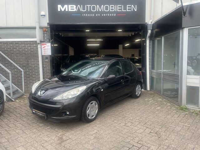 Zwart, metallic lak Gebruikt 2009 Peugeot 206+ Hatchback | € 1.499 (Goede deal) - Afbeelding 1/4