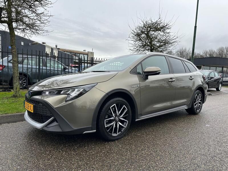 Groen, metallic lak Gebruikt 2020 Toyota Corolla Stationwagen | € 24.945 (Eerlijke prijs) - Afbeelding 1/4