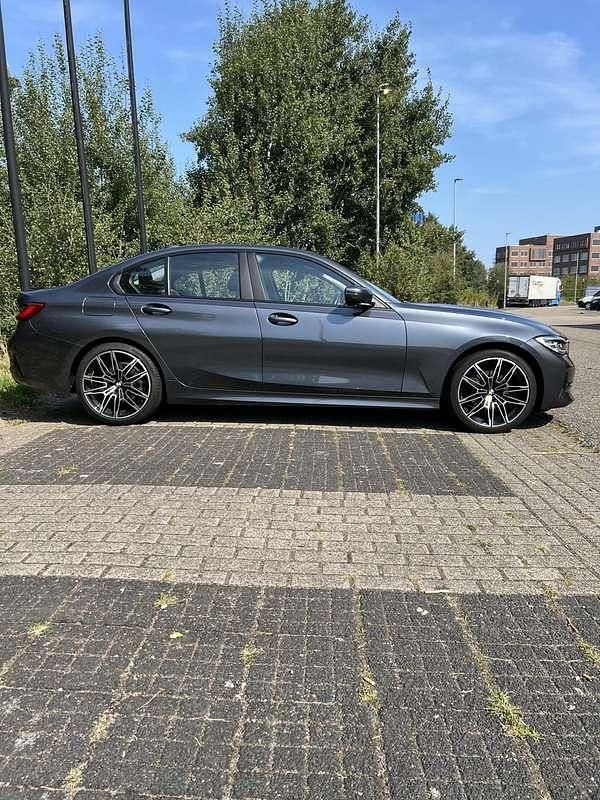 Grijs Gebruikt 2020 BMW 320 Executive Sedan | € 23.500 (Eerlijke prijs) - Afbeelding 1/4