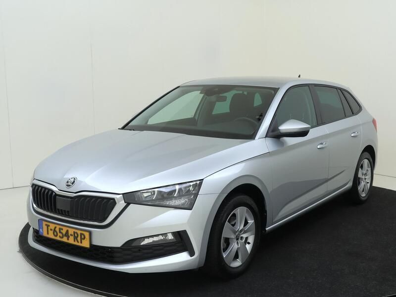 Grijs Gebruikt 2023 Skoda Scala Ambition Hatchback | € 19.250 (Eerlijke prijs) - Afbeelding 1/2