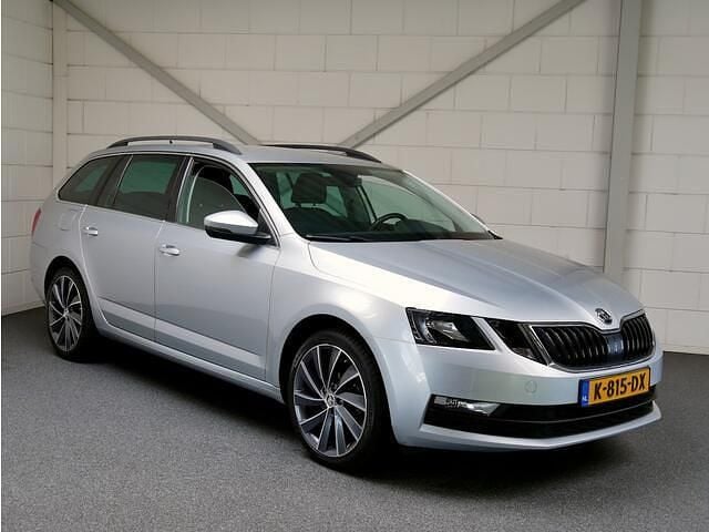Grijs Gebruikt 2020 Skoda Octavia Business Line Stationwagen | € 14.950 (Goede deal) - Afbeelding 1/4
