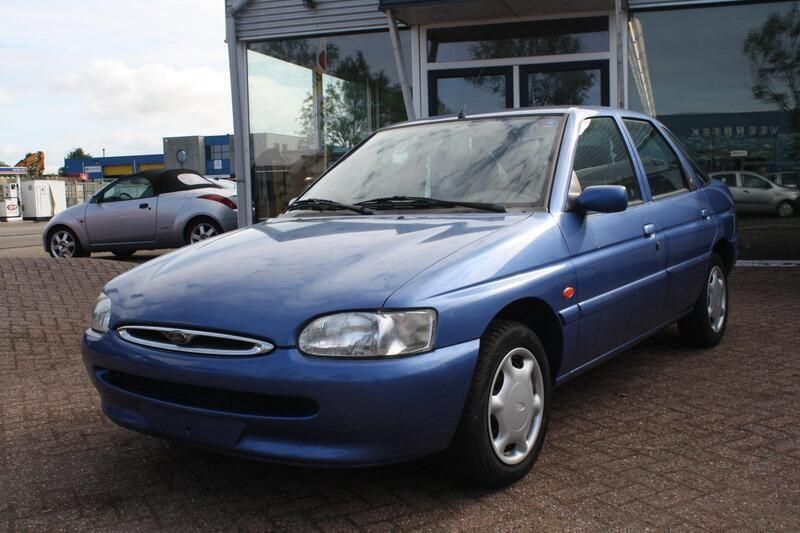 Blauw Gebruikt 1996 Ford Escort Ghia Hatchback | € 1.250 - Afbeelding 1/4
