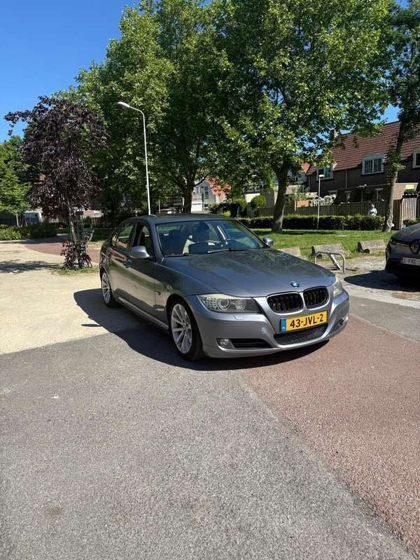 Grijs Gebruikt 2009 BMW 320 Sedan | € 6.250 (Iets duurder) - Afbeelding 1/4