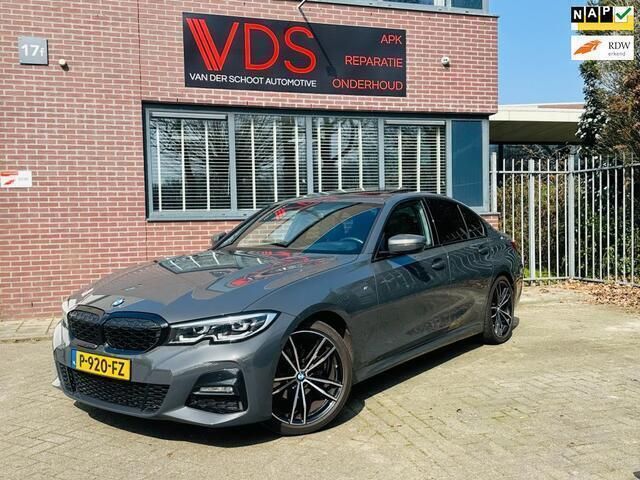 Grijs Gebruikt 2022 BMW 318 M Sport Sedan | € 29.750 (Iets duurder) - Afbeelding 1/4