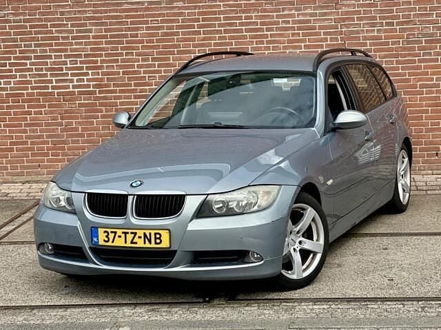 Grijs, metallic lak Occasion 2007 BMW 320 Executive Stationwagen | € 3.950 (Goede deal) - Afbeelding 1/4