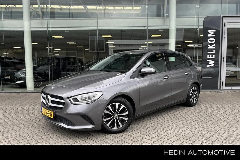 Grijs Gebruikt 2020 Mercedes B180 Premium MPV | € 20.595 (Goede deal) - Afbeelding 1/4