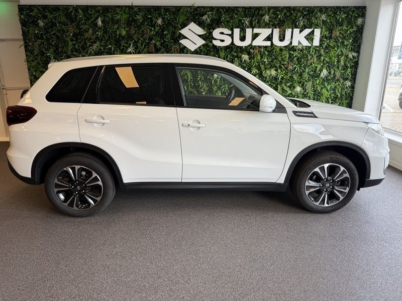 Wit Gebruikt 2024 Suzuki Vitara Style SUV | € 25.900 (Eerlijke prijs) - Afbeelding 1/4
