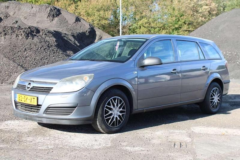 Grijs, metallic lak Gebruikt 2006 Opel Astra Essentia Stationwagen | € 499 (Super prijs) - Afbeelding 1/4