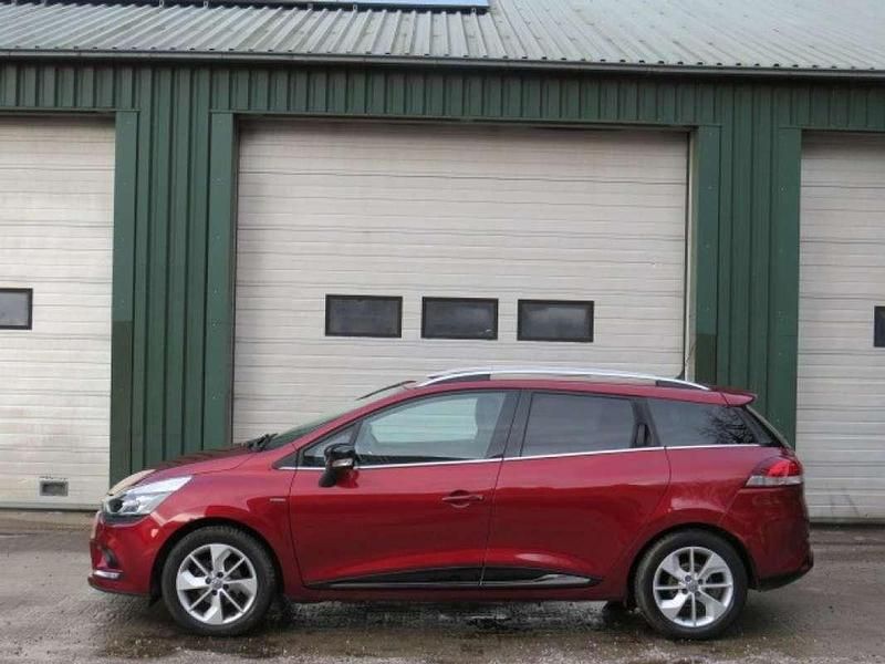 Rood, metallic lak Occasion 2018 Renault Clio GrandTour LIMITED Stationwagen | € 8.450 (Eerlijke prijs) - Afbeelding 1/4