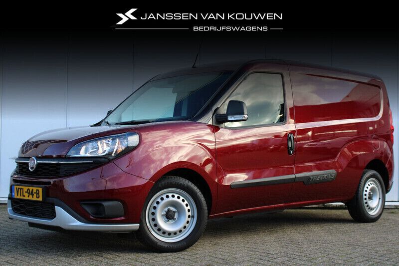 Rood Gebruikt 2023 Fiat Doblò Trekking MPV | € 14.722 (Goede deal) - Afbeelding 1/4