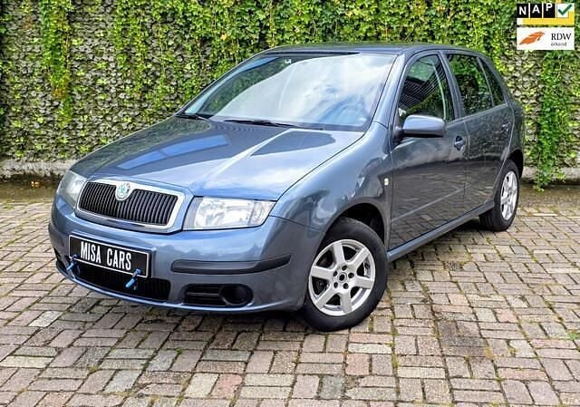 Grijs Gebruikt 2006 Skoda Fabia Ambiente Hatchback | € 2.395 (Eerlijke prijs) - Afbeelding 1/4