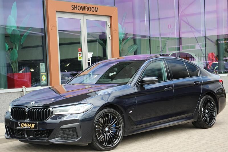 Zwart Gebruikt 2021 BMW 545e M Sport Sedan | € 48.995 (Eerlijke prijs) - Afbeelding 1/4
