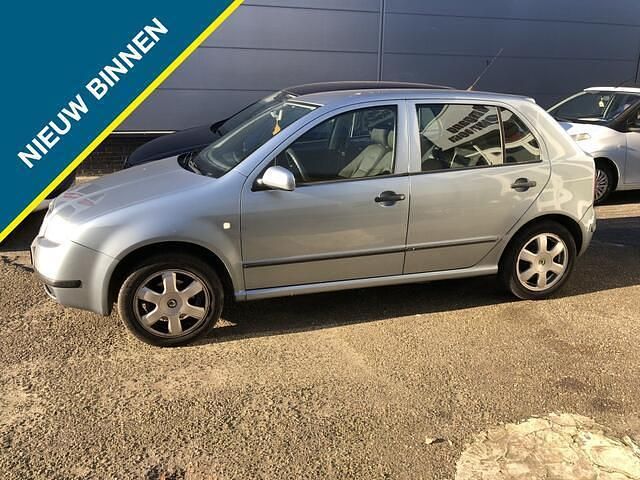 Grijs (metallic) Occasion 2002 Skoda Fabia Comfort Hatchback | € 999 (Eerlijke prijs) - Afbeelding 1/4