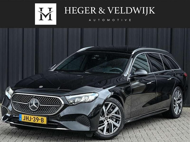 Zwart Occasion 2024 Mercedes E300 Exclusive Stationwagen | € 53.650 (Super prijs) - Afbeelding 1/4
